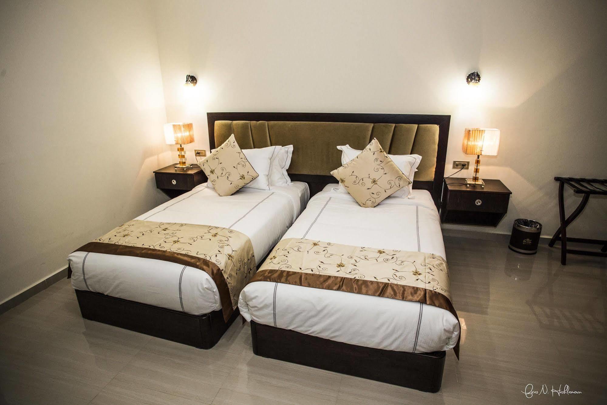 Queen Plaza Hotel Hebron Exteriör bild