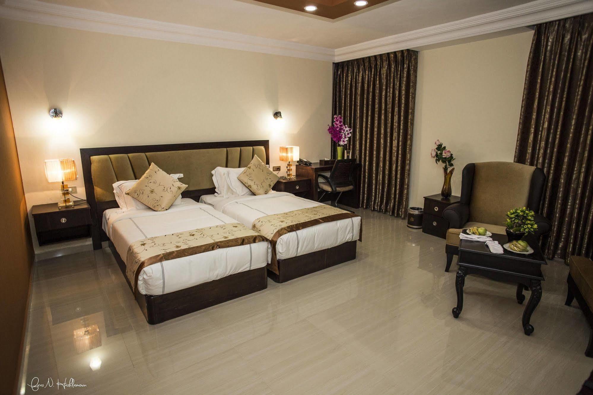 Queen Plaza Hotel Hebron Exteriör bild